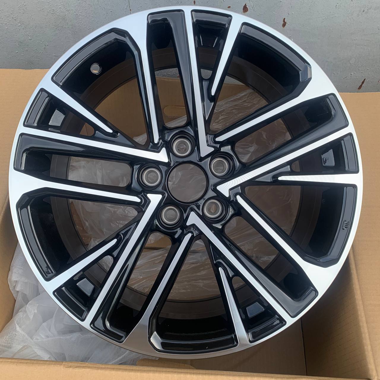 Диски REPLICA ANZ-3214 8x18/5x114.3 ET35 D60.1 BMF